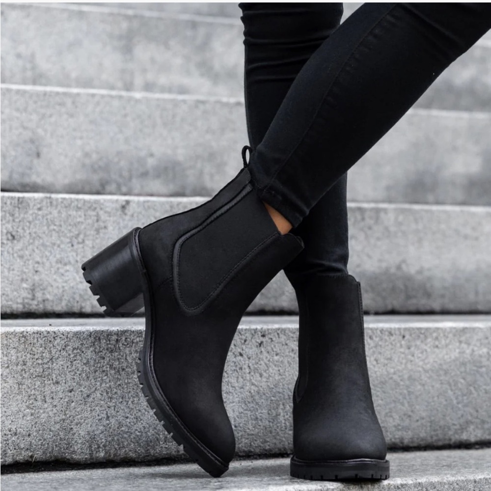 Sam Edelman Black Suede Chelsea Boot - 6.5